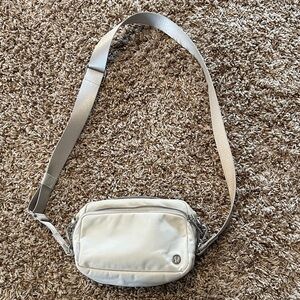 Lululemon Athletica Cream Crossbody Bag 2L
(I believe the exact color is bone)